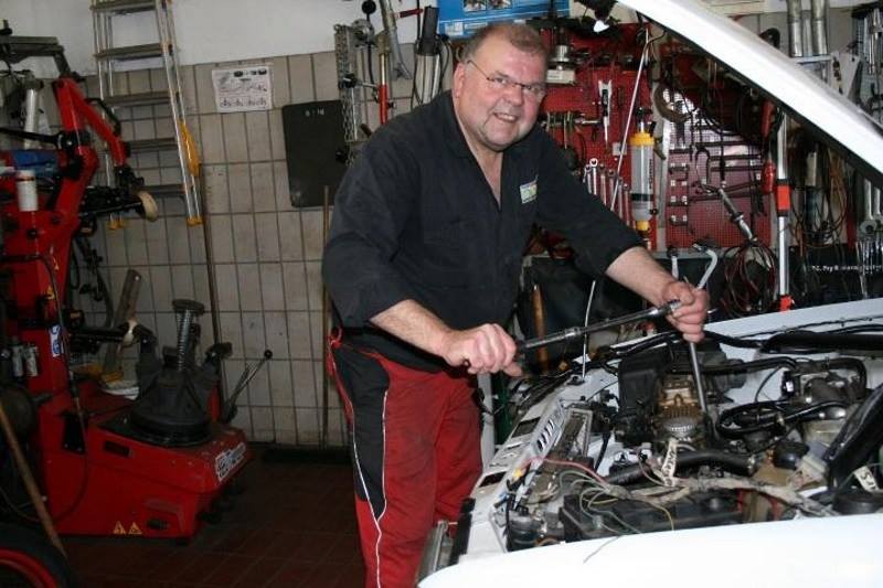 Günter Hoffmann bei der Arbeit am Motor